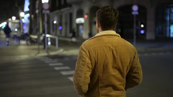 Maschio in piedi vicino al marciapiede di notte — Video Stock