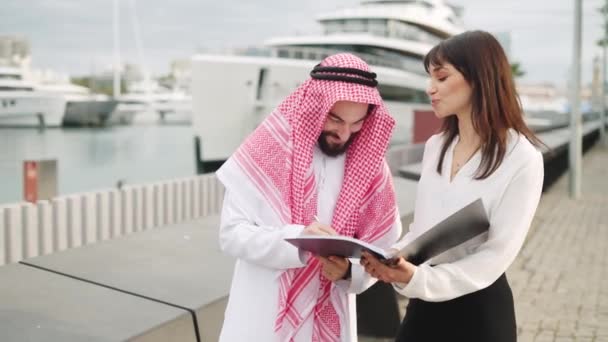 Hombre árabe firma contrato con empresaria — Vídeo de stock