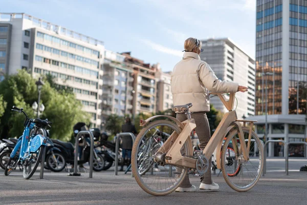 주차장 근처에서 자전거를 타고 있는 여자 — 스톡 사진