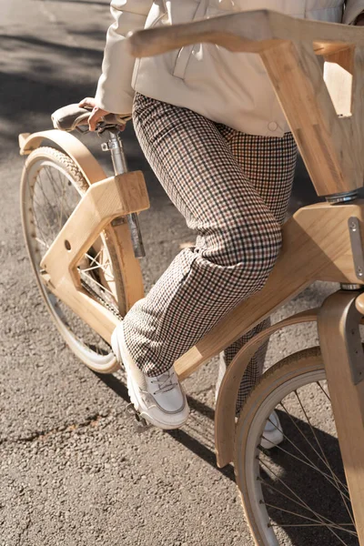 Cosecha hembra tomando asiento en bicicleta — Foto de Stock