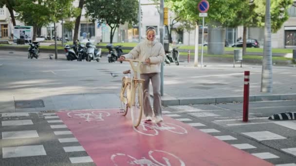 Žena s jízdou na kole na přechodu — Stock video
