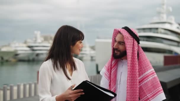Επιχειρηματίας μιλώντας με τον Άραβα άνδρα στο λιμάνι — Αρχείο Βίντεο