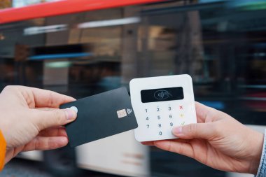 Adam otobüs için ücretsiz ödeme yapıyor.