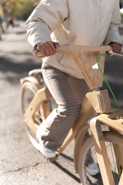 Kobieta ujeżdżająca drewniany rower — Zdjęcie stockowe