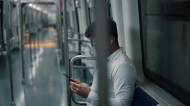 Akıllı telefonlu bir işadamı istasyona geliyor.