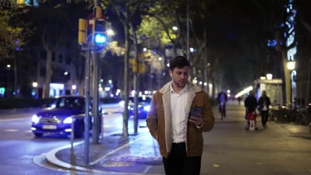 Mannelijke oversteek straat 's nachts — Stockvideo