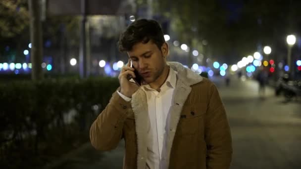 Homem falando no smartphone à noite — Vídeo de Stock