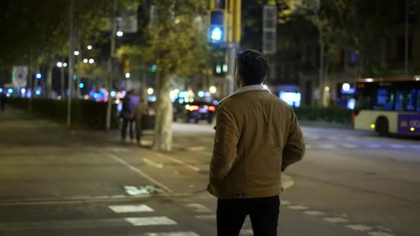 Hombre cruzando calle en el centro de la ciudad — Vídeo de stock