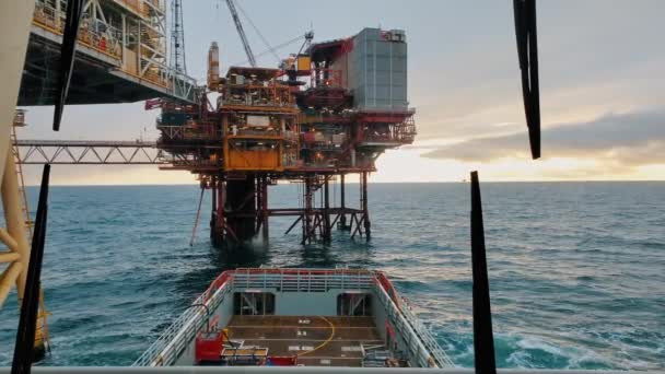 Platform supply vessel PSV near Oil Rig and drilling platform — Stock Video