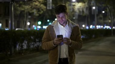 Akşamları sosyal medyada gezinen olumlu adam