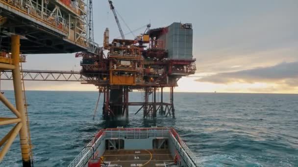 Piattaforma di alimentazione nave PSV vicino Oil Rig e piattaforma di perforazione — Video Stock