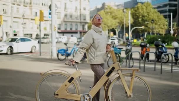 Female cyclist admiring city street — Stock Video
