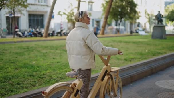 Mulher com bicicleta olhando para longe — Vídeo de Stock