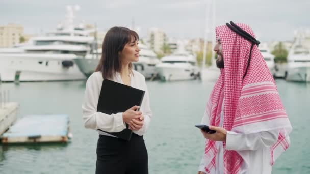 阿拉伯商人与港口的女性经纪人讨论游艇租赁的条款和条件 — 图库视频影像