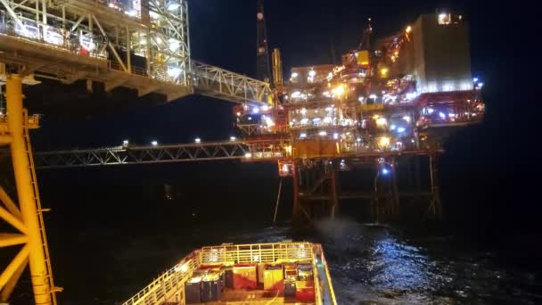 Zásobovací plavidlo plošiny PSV při dynamickém umisťování DP operace v blízkosti ropné plošiny — Stock video