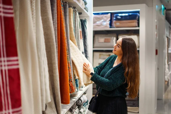 Feliz mujer sonriente haciendo compras para su nuevo hogar, caminando en la tienda de artículos para el hogar Imagen de stock