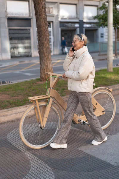 Happy bicyclist speaking on smartphone — Stock Photo, Image