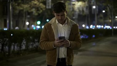 Akşamları sosyal medyada gezinen olumlu adam