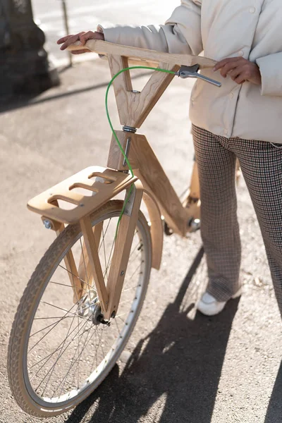 Colheita fêmea em pé perto de bicicleta — Fotografia de Stock