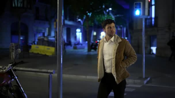 Hombre cruzando caminos en la calle de noche — Vídeos de Stock