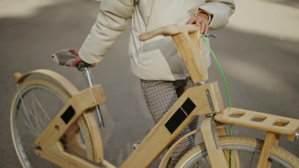 Female cyclist resting on street — Stockvideo