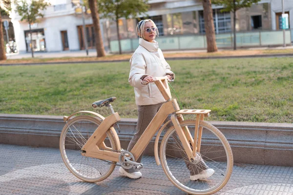 공원을 걷고 있는 암컷 자전거타기 — 스톡 사진