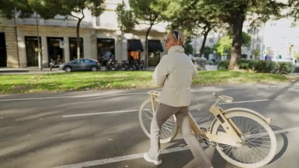 Kobieta rowerzysta przejazdu drogowego w mieście — Wideo stockowe
