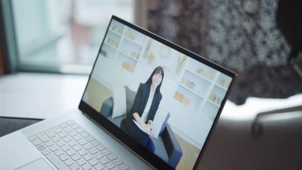 Psychologue femelle donnant consultation sur Internet, souriant femme rencontrer un thérapeute en ligne — Video