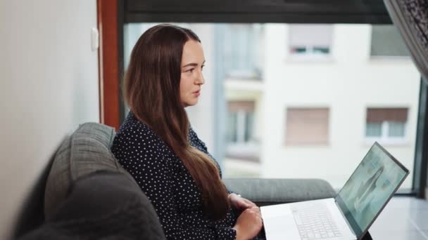 Jonge vrouw die lijdt aan geestelijke gezondheidsproblemen praten met psycholoog online op laptop van thuis — Stockvideo
