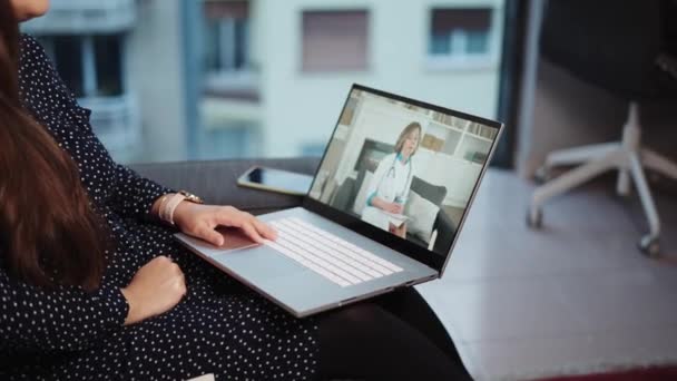 Atención médica remota. Pantalla de computadora con mujer joven médico consultando paciente en línea — Vídeos de Stock