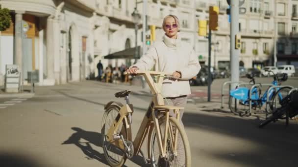 Женщина ходит на деревянном велосипеде — стоковое видео