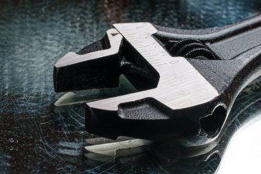 Sehpanın üzerindeki metal anahtar.