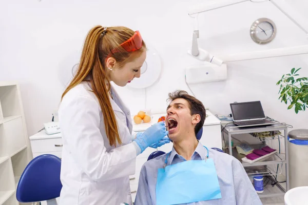 Man opening mouth during teeth examination — Stock Photo, Image