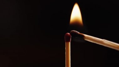 Kibrit yakmaya çalışan kişi