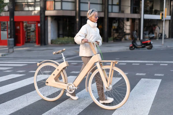 낮에 길을 횡단하는 암컷 자전거타는 사람 — 스톡 사진