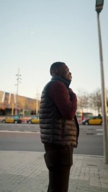 Şehir caddesinde dikilen siyah adam