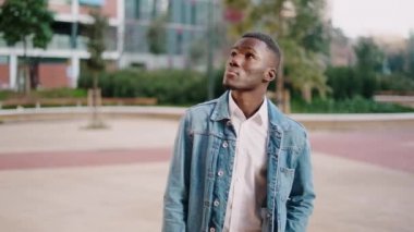 Şehre bakan düşünceli kayıp siyah adam.