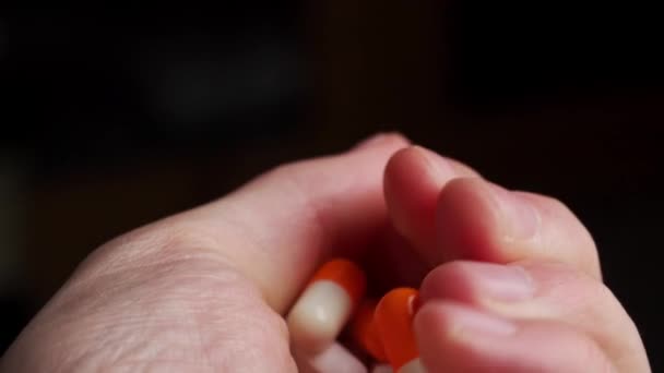 Crop patiënt tonen handvol pillen — Stockvideo