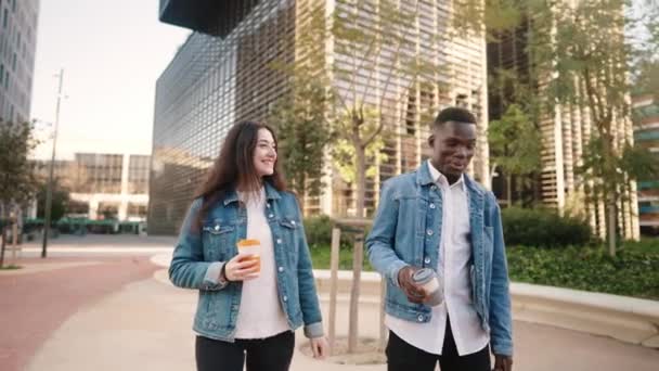 Multiracial přátelé s kávou procházky ve městě — Stock video