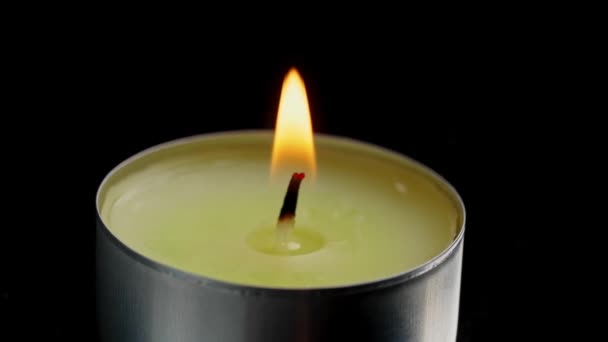 Горящая восковая свеча в темной комнате — стоковое видео