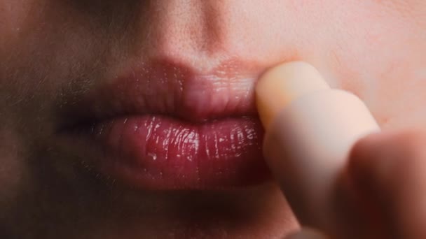 Crop kvinna tillämpa balsam på läpparna — Stockvideo
