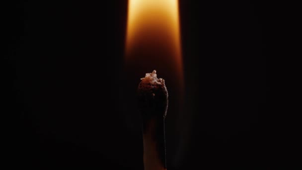 暗闇の中で燃える木製のマッチ棒 — ストック動画