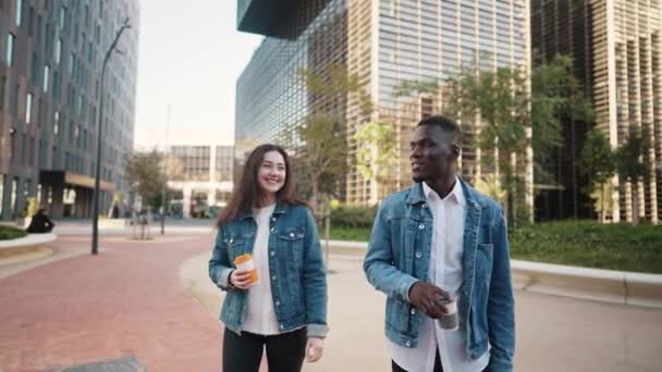 Amis multiraciaux avec café marchant en ville — Video