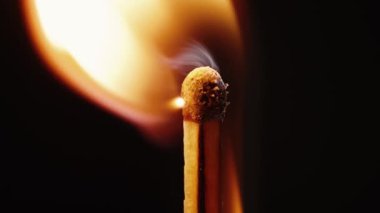 Kibrit turuncu ateşle tutuşuyor