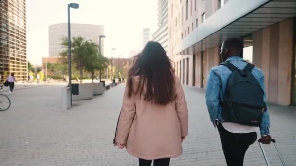 Πολυφυλετικό ζευγάρι ταξιδεύουν περπατώντας κατά μήκος του δρόμου — Αρχείο Βίντεο
