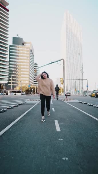 Beztroska kobieta spacerująca ulicą w centrum — Wideo stockowe