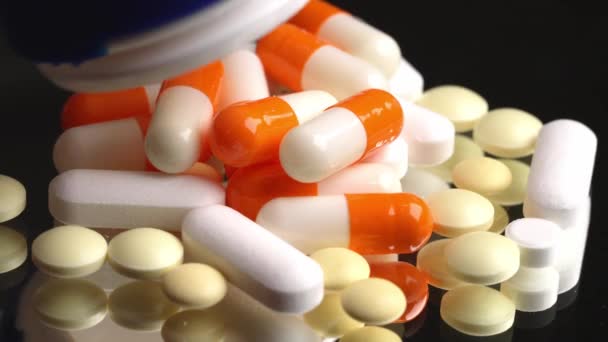 Persoon die pillen toevoegt om te stapelen — Stockvideo
