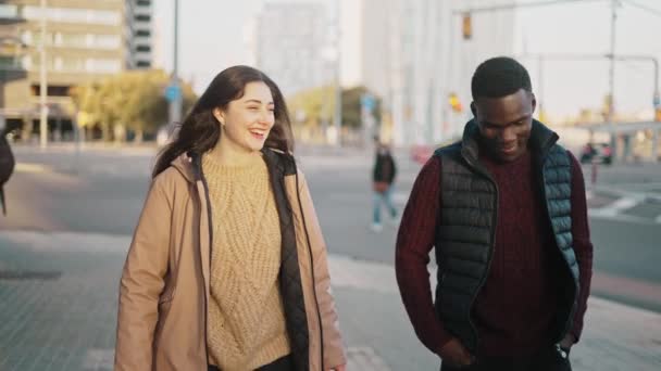 Uśmiechnięci przyjaciele wielorasowi spacerujący razem po mieście — Wideo stockowe