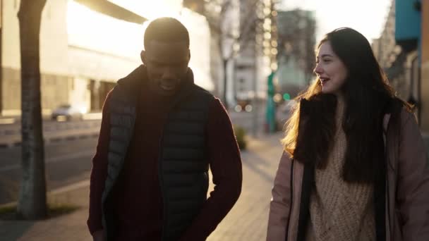 Zawartość multiracial friends walking along street — Wideo stockowe