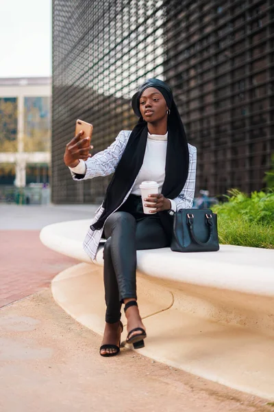 Positivo elegante musulmán negro mujer tomando selfie en el teléfono inteligente —  Fotos de Stock